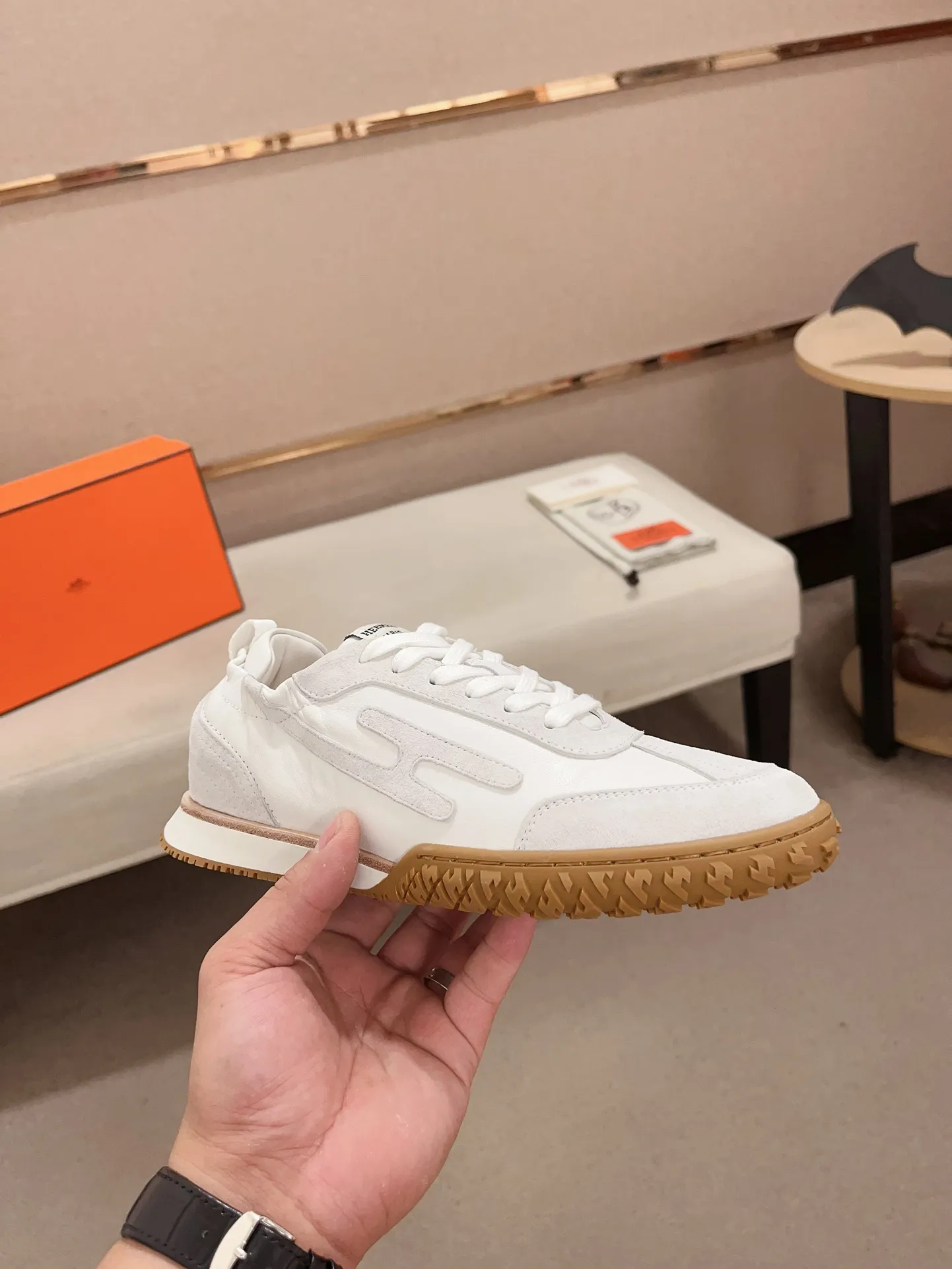 Men's men's shoes 💰: 720💰 Hermes top version # Couple style 💏 24ss casual sneakers Suede goatskin sneakers decorated with contrasting patterns and iconic "H" details, beautifully packaged at the delivery counter 🛍📦 Fabric: suede + cowhide Lining: mixed sheep lining Outsole: original TPU Bottom thickness: 2CM Size: 35-44